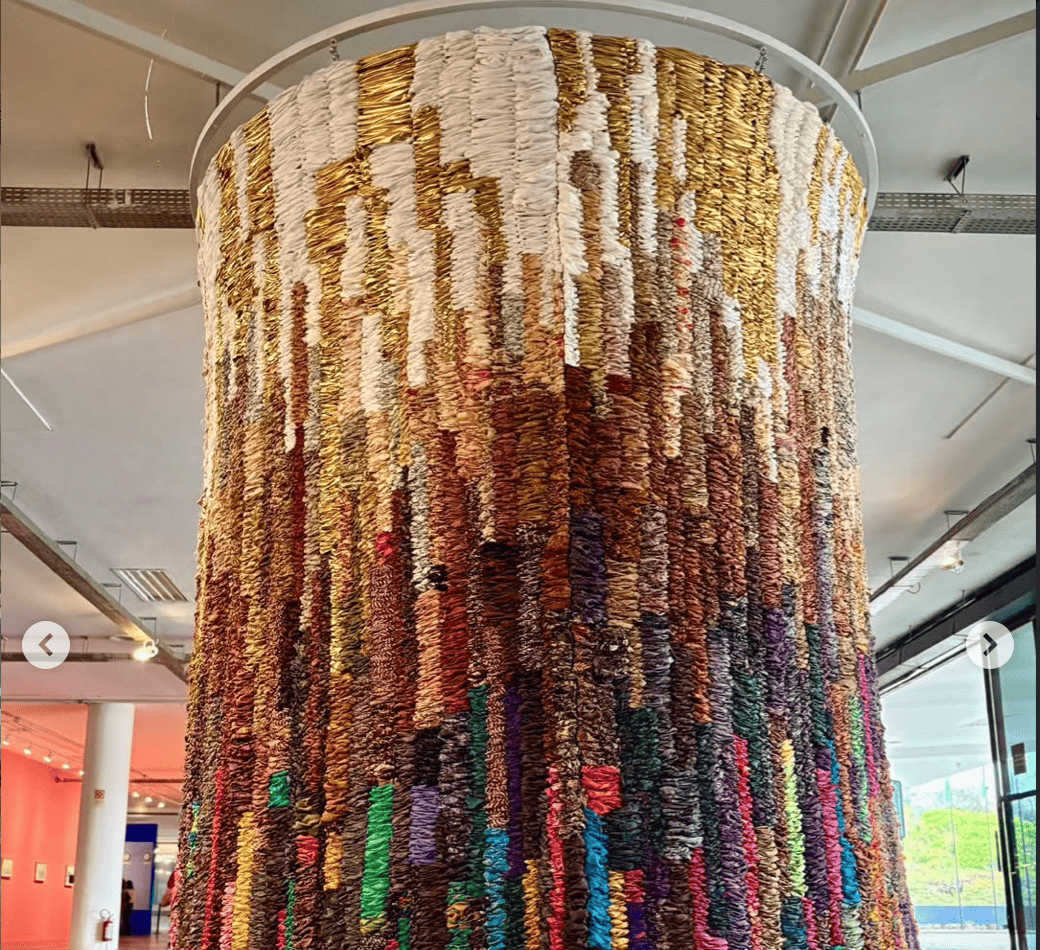 Em sua obra, Suchitra Mattai nos faz questionar o que a nossa sociedade considera "descarte" ou "obs