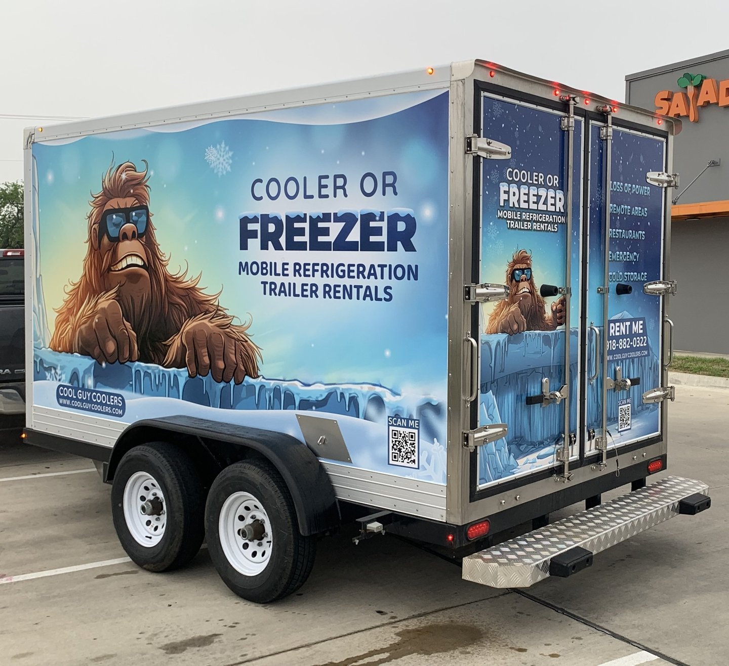 Picture of the mobile refrigerated trailer outside of a restaurant..