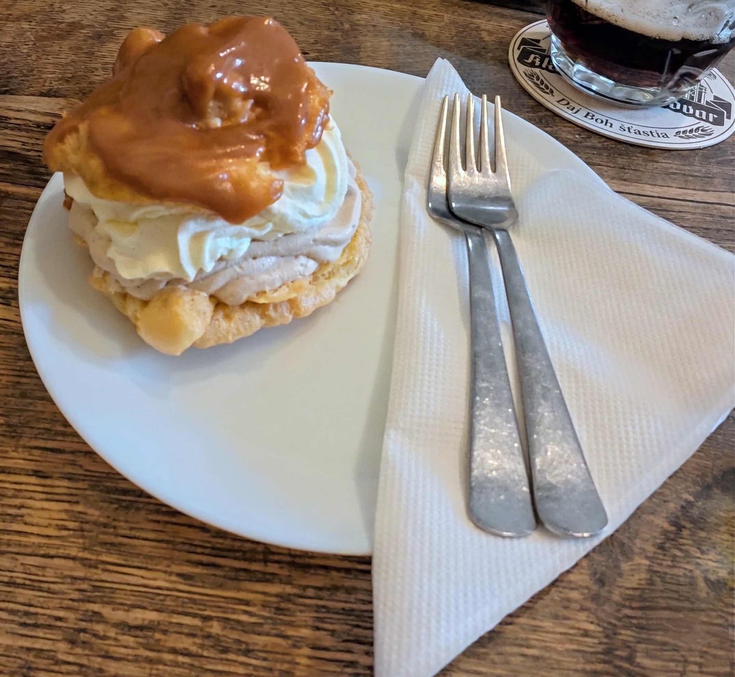 Postre tradicional eslovaco Veterník de caramelo y crema en el restaurante Kláštorný Pivovar de Brat