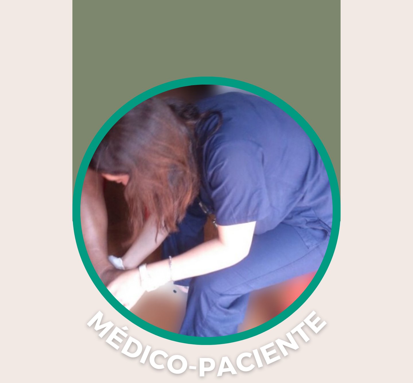 Uma médica de jaleco azul está segurando a perna na região próxima ao tornozelo de uma paciente