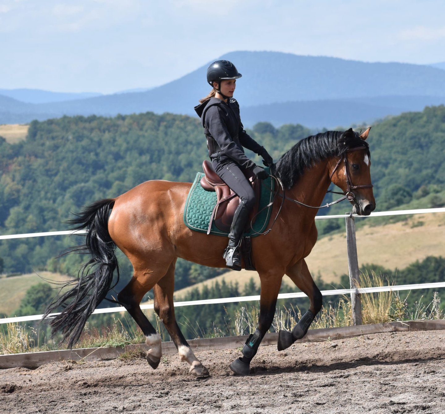 Jeune cavalière en stage équestre en Ardèche
