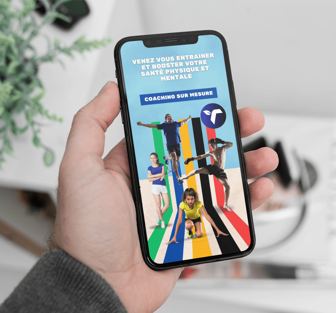 Un smartphone affichant un site web et son logo de fitness pour un coaching avec un coach.