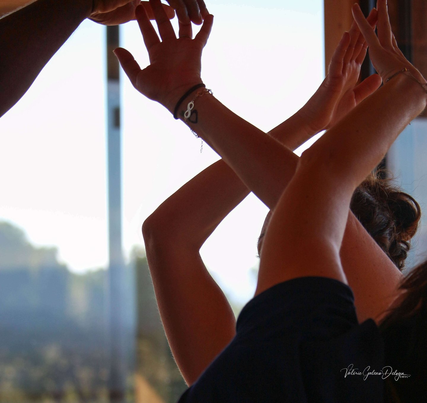 Mains qui se connectent et se relient