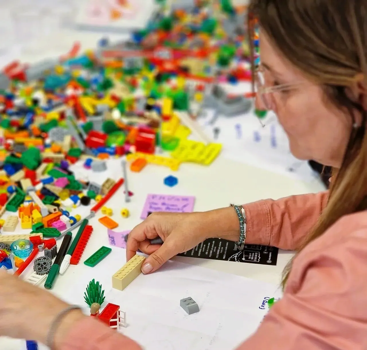 Mujer sosteniendo un bloque de Lego