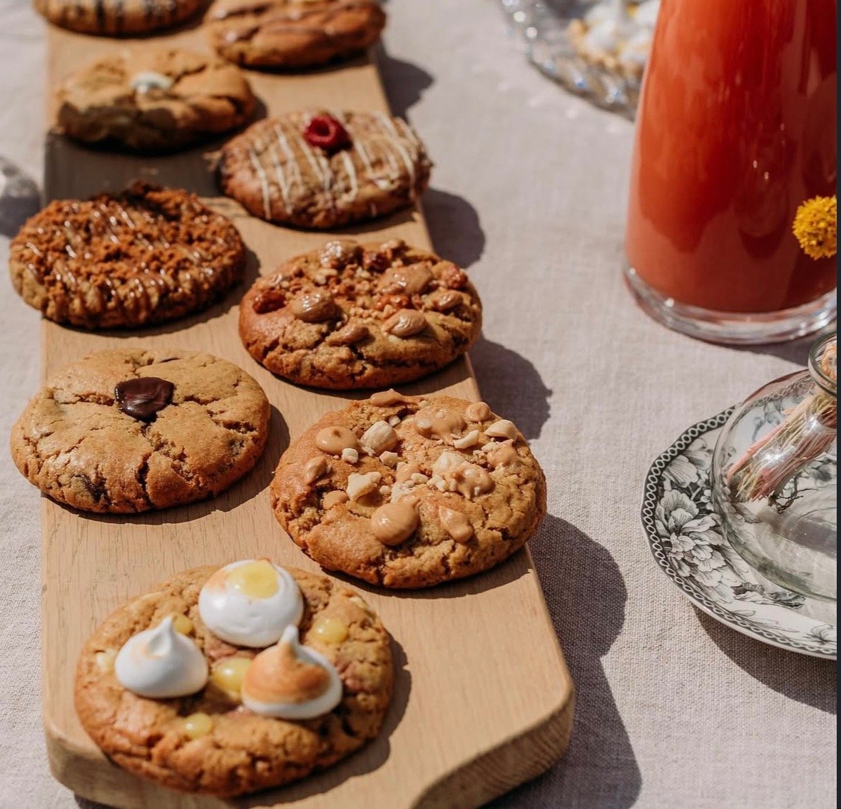 Plusieurs cookies sur une table 
