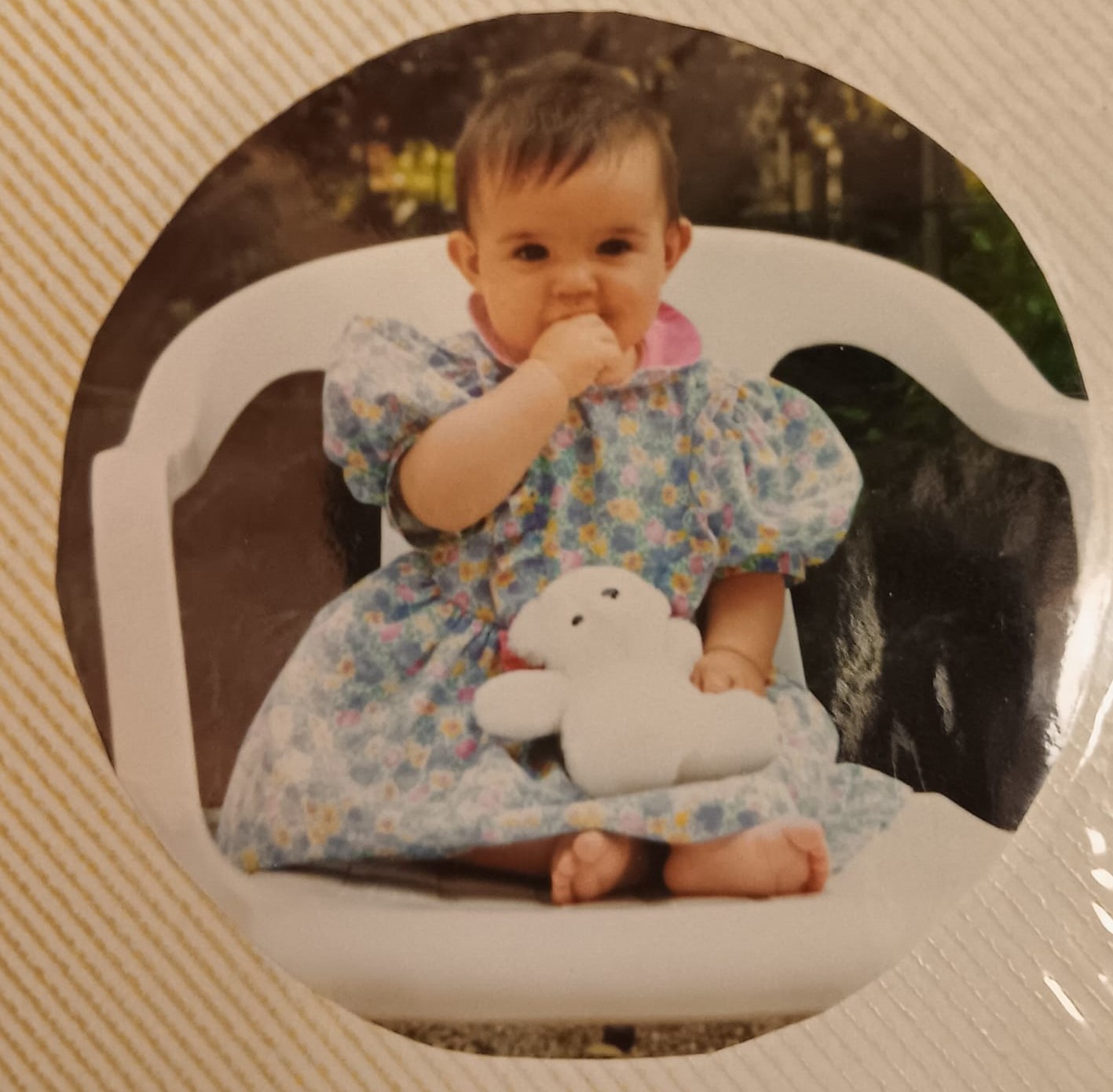 Photo d’enfance de la créatrice bébé avec son doudou, origine du lien profond à la peluche, à la dou