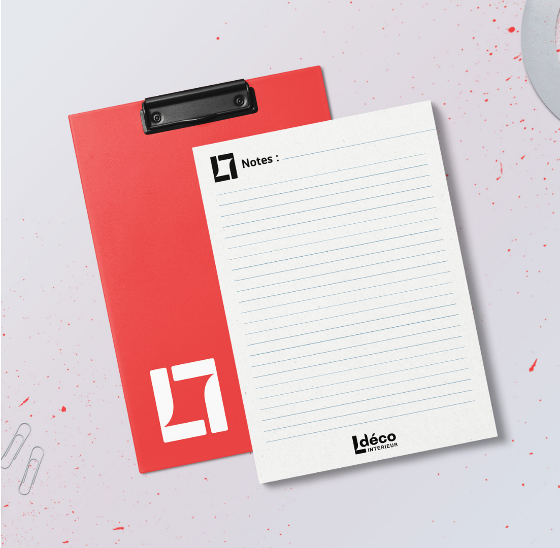 Un clipboard rouge et un logo de marque avec un carnet pour la papeterie de bureau