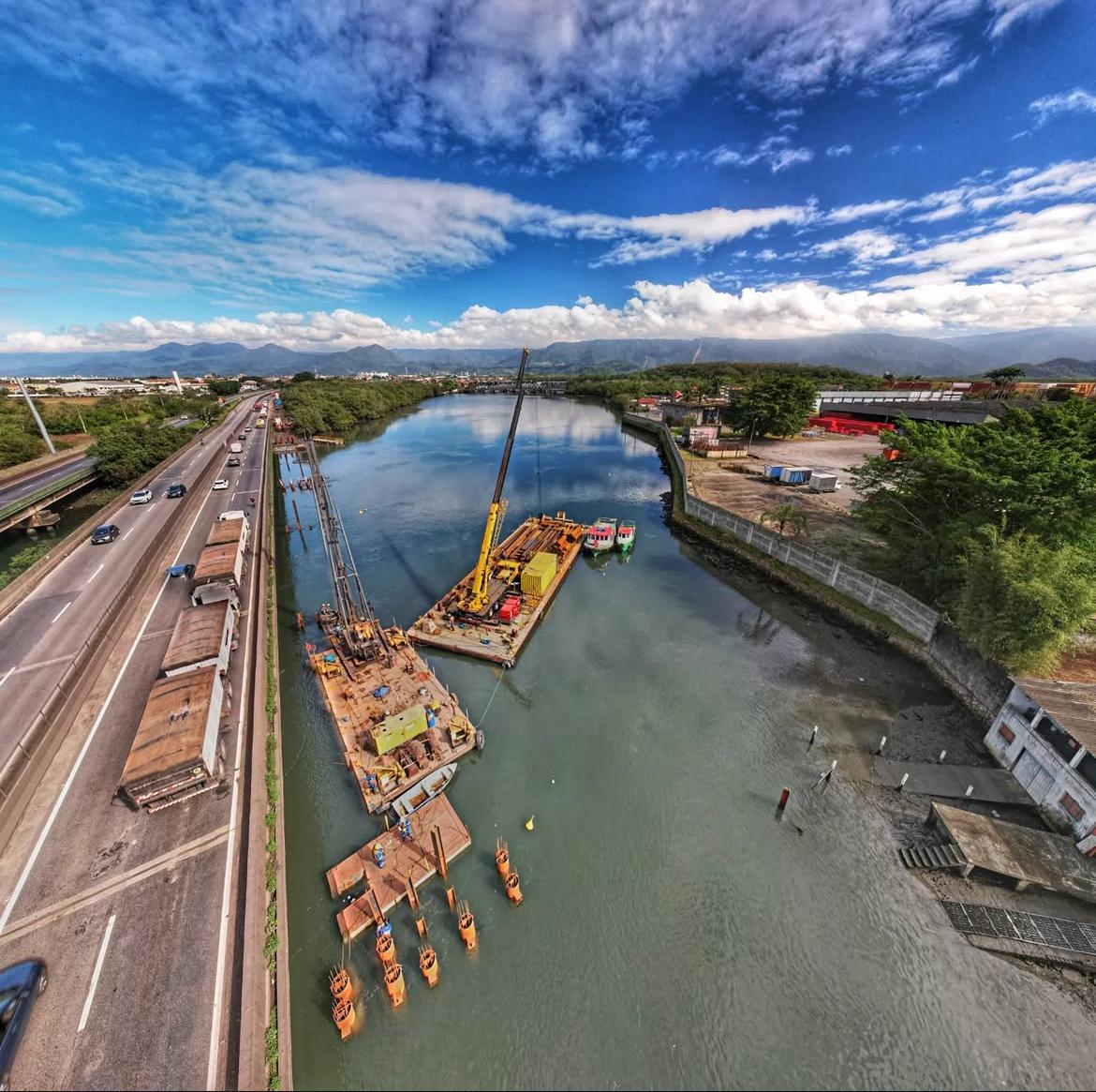 Obras com balsa em canal