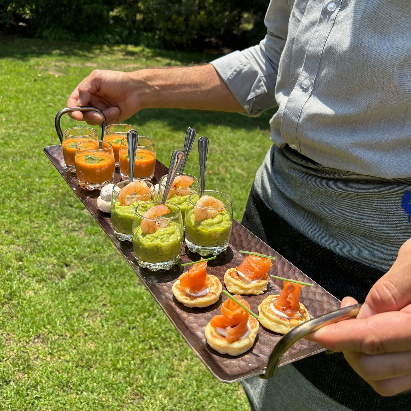 Cóctel de Gazpacho, Champiñones rellenos, Guacamole con camarón salteado y Gravlax de salmón sobre b