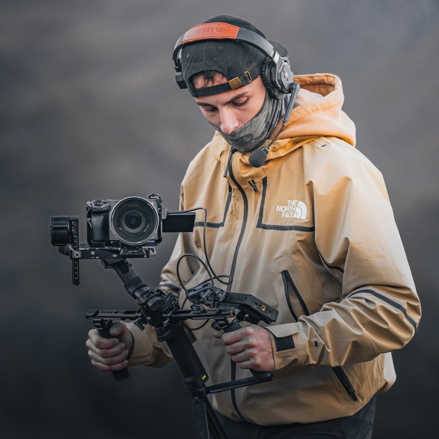 homme filmant avec sa caméra.