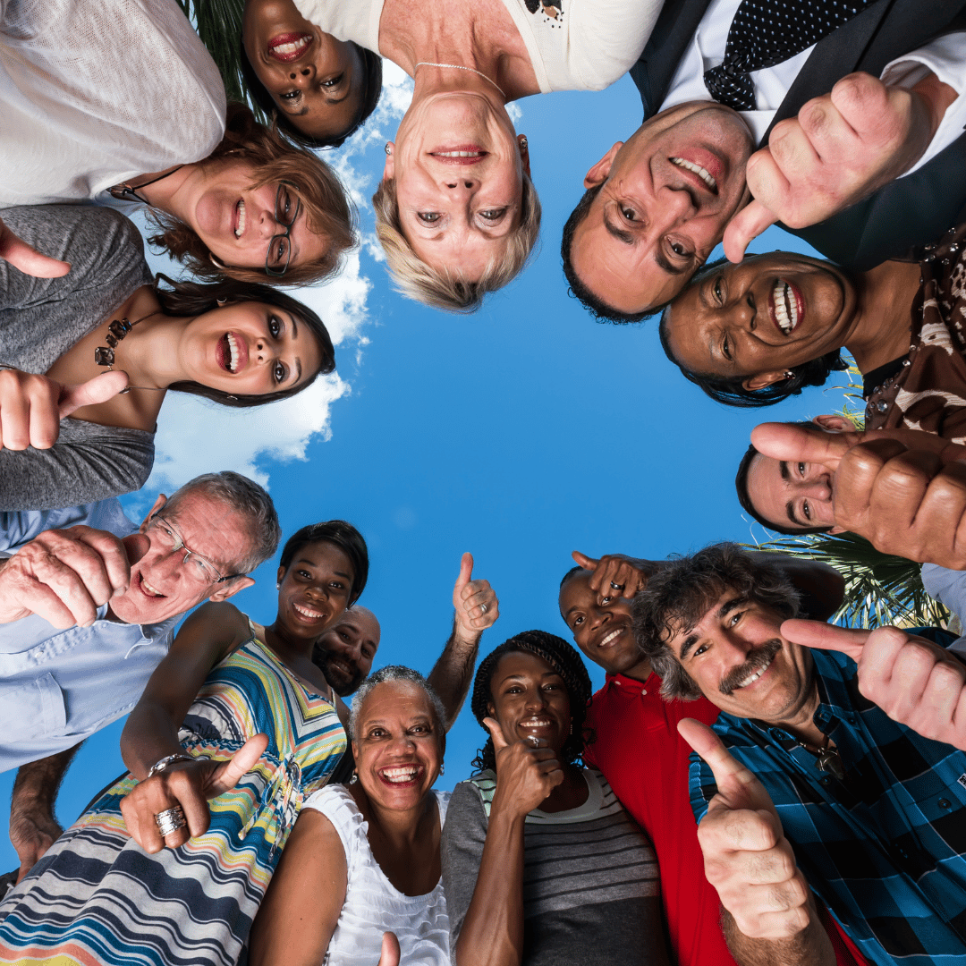 Groupe de personne heureux, femmes et hommes heureux 