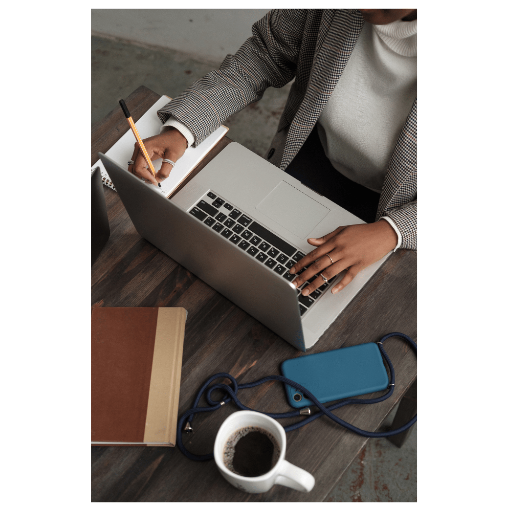 Personne écrivant dans un carnet tout en travaillant sur un ordinateur portable, Réflexion 