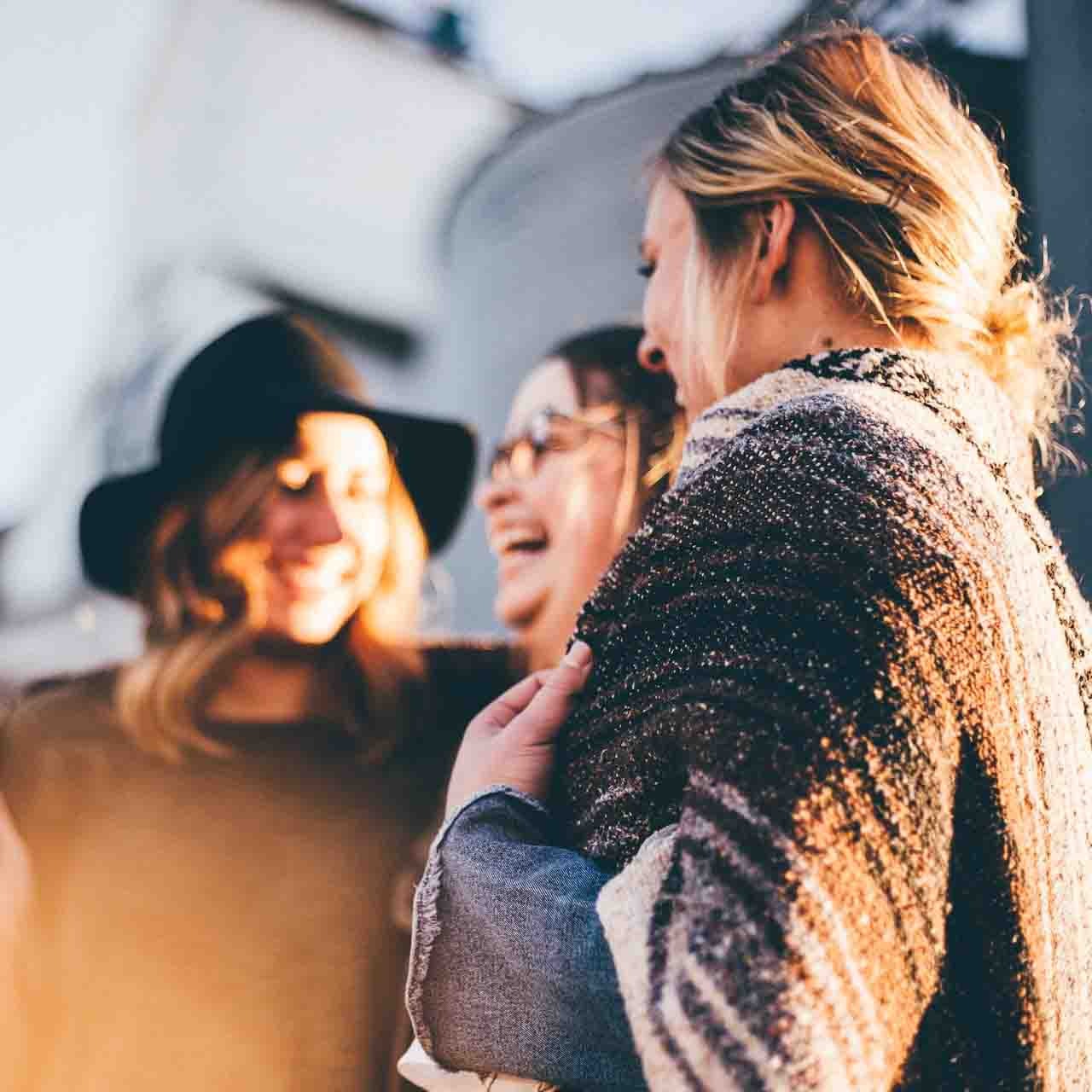 un groupe de filles amies riant ensemble