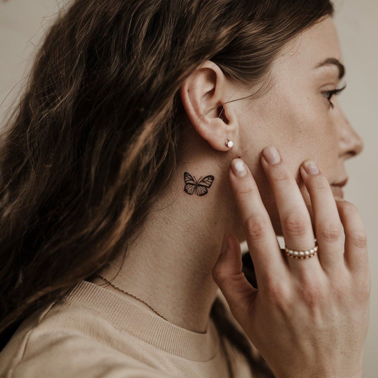 Tatuaje minimalista con líneas finas – tatuador en Valencia