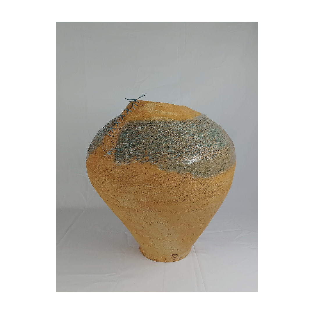 Oeuvre d'Estelle Del qui représente une amphore en grès roux déforméé et reprisée