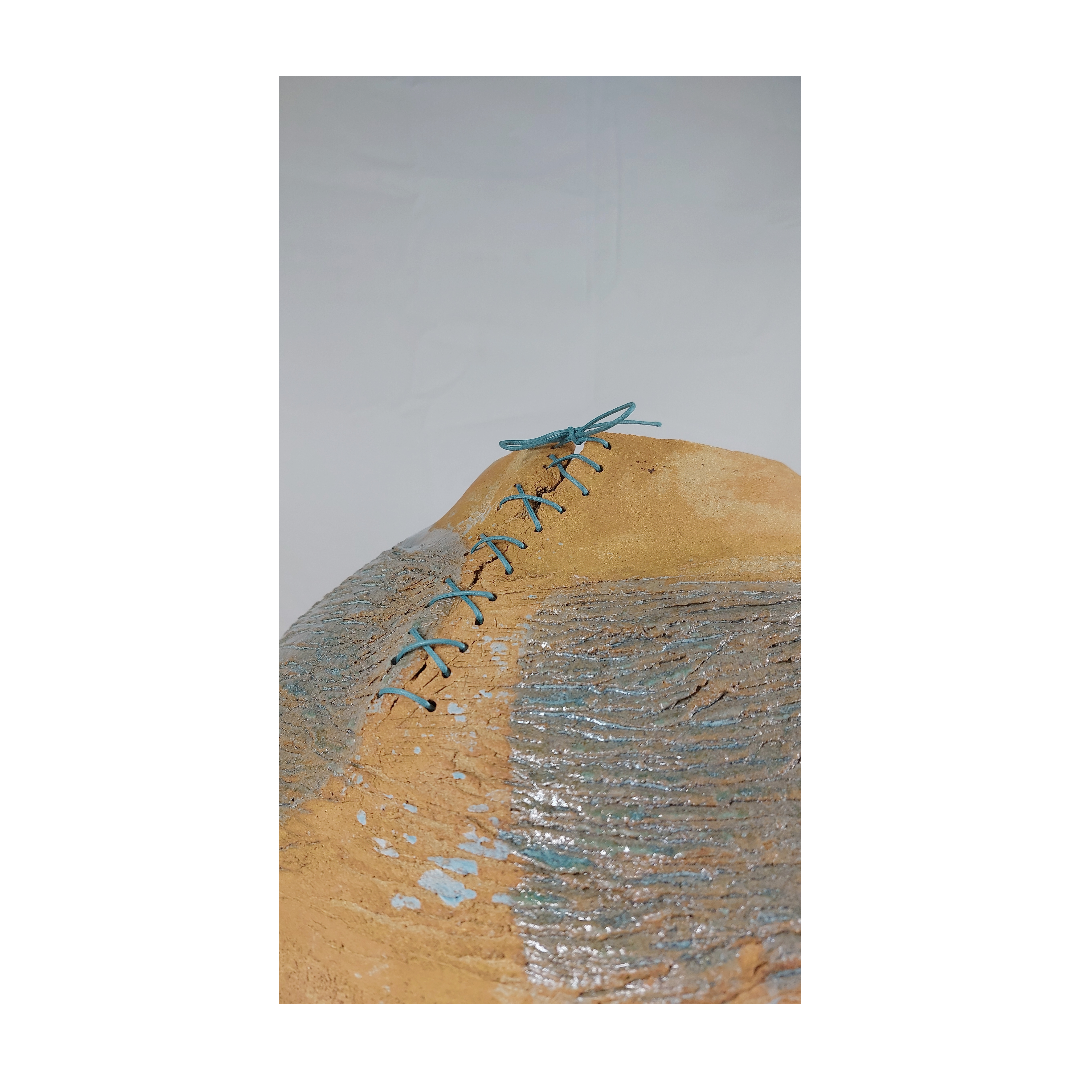 Détail de la sculpture amphore en grès roux: partie reprisée