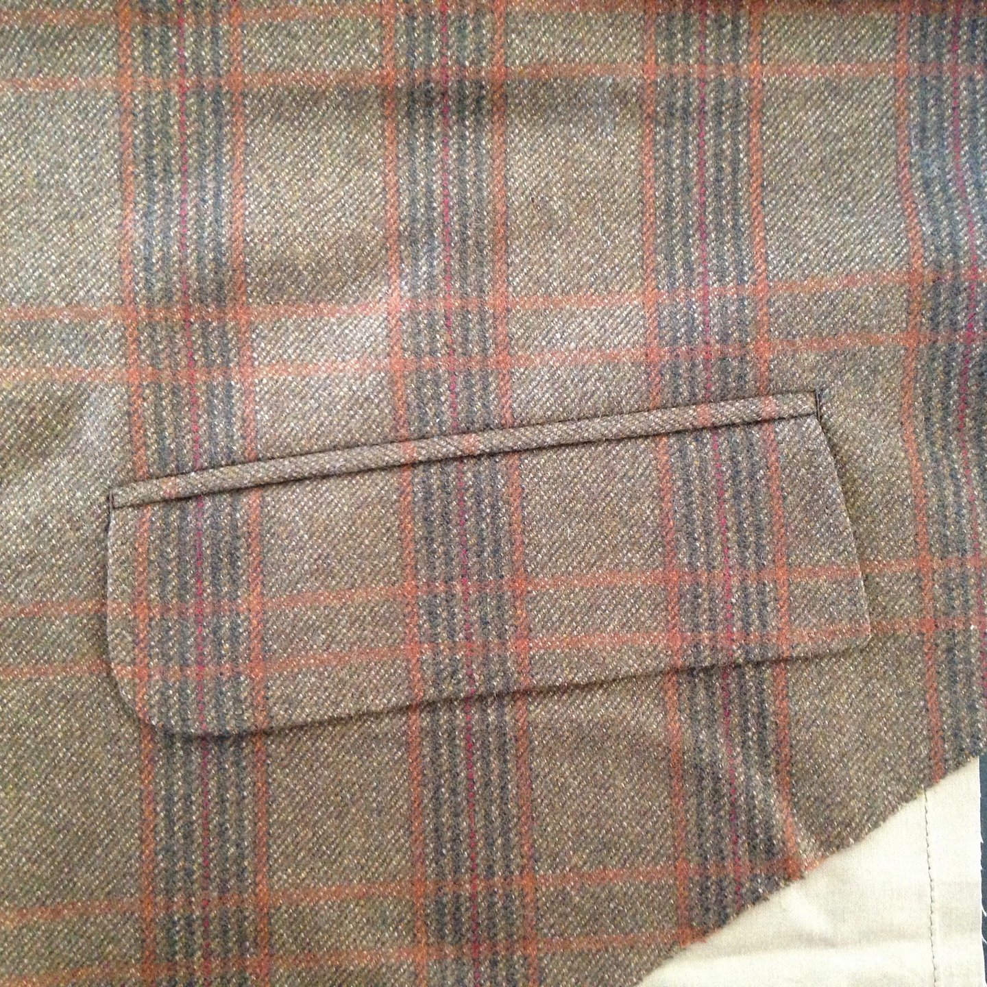 Skræddersyet lomme med klap I ternet uld