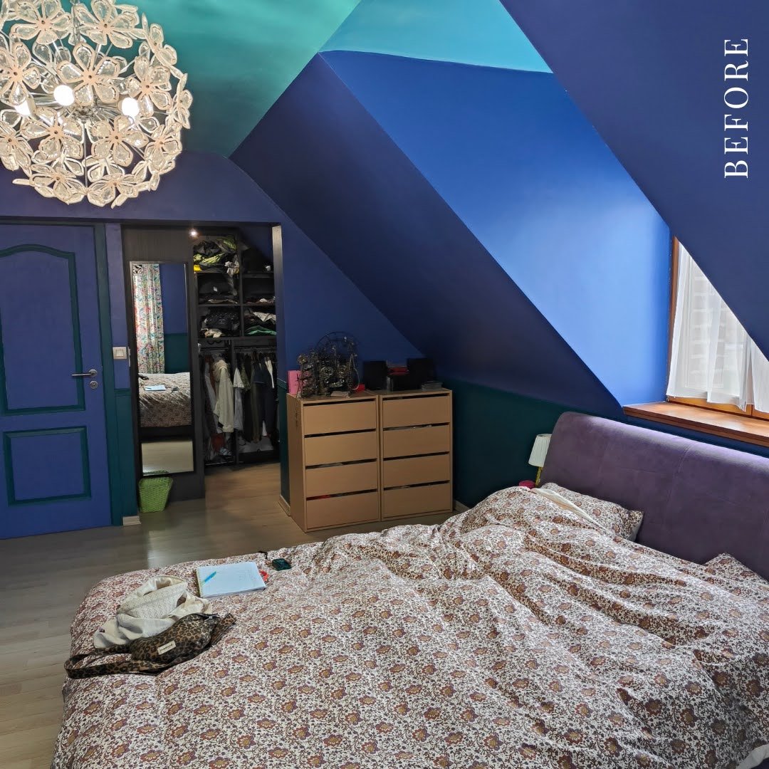 vue sur un dressing ouvert, commode en bois et murs bleus