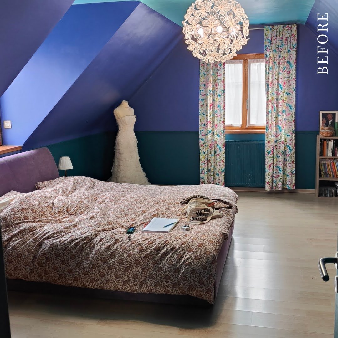 chambre avec lit 2 places murs vert et bleu, plafond bleu turquoise, luminaires rond à fleurs 