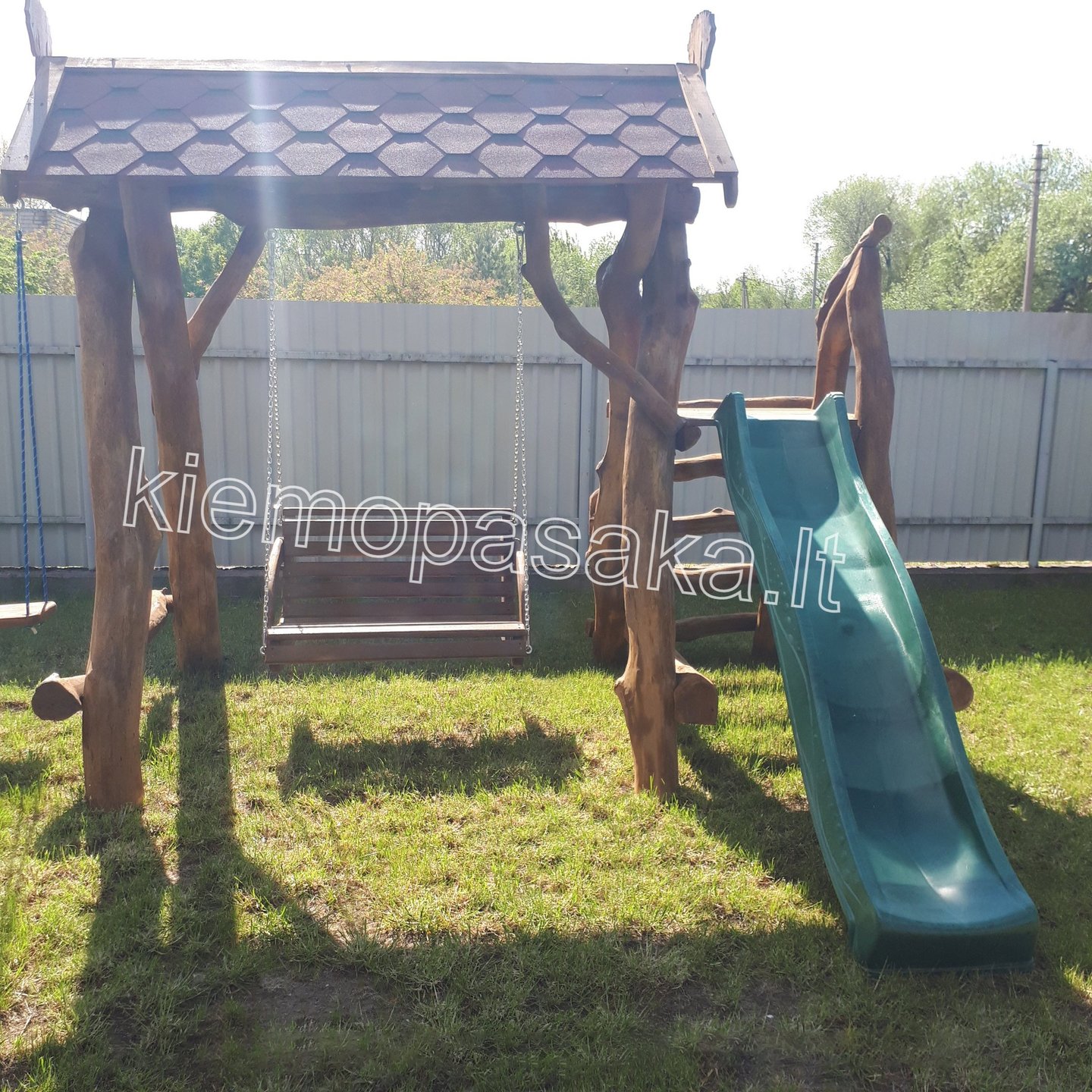 medinė supynė su čiuožykla