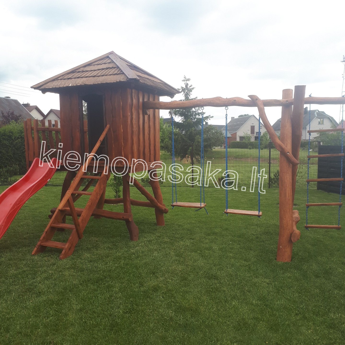 medinė supynė su nameliu 