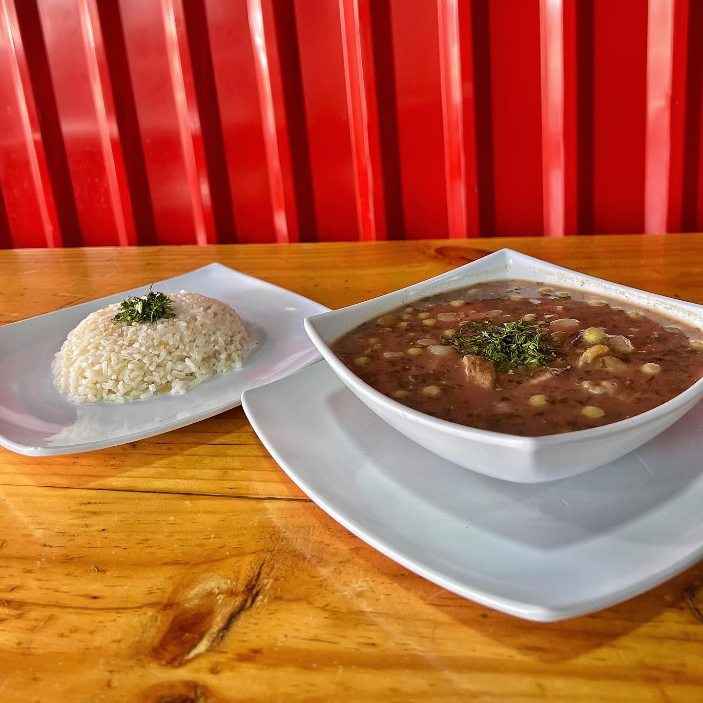 Sopa de pajarilla acompañada de arroz blanco