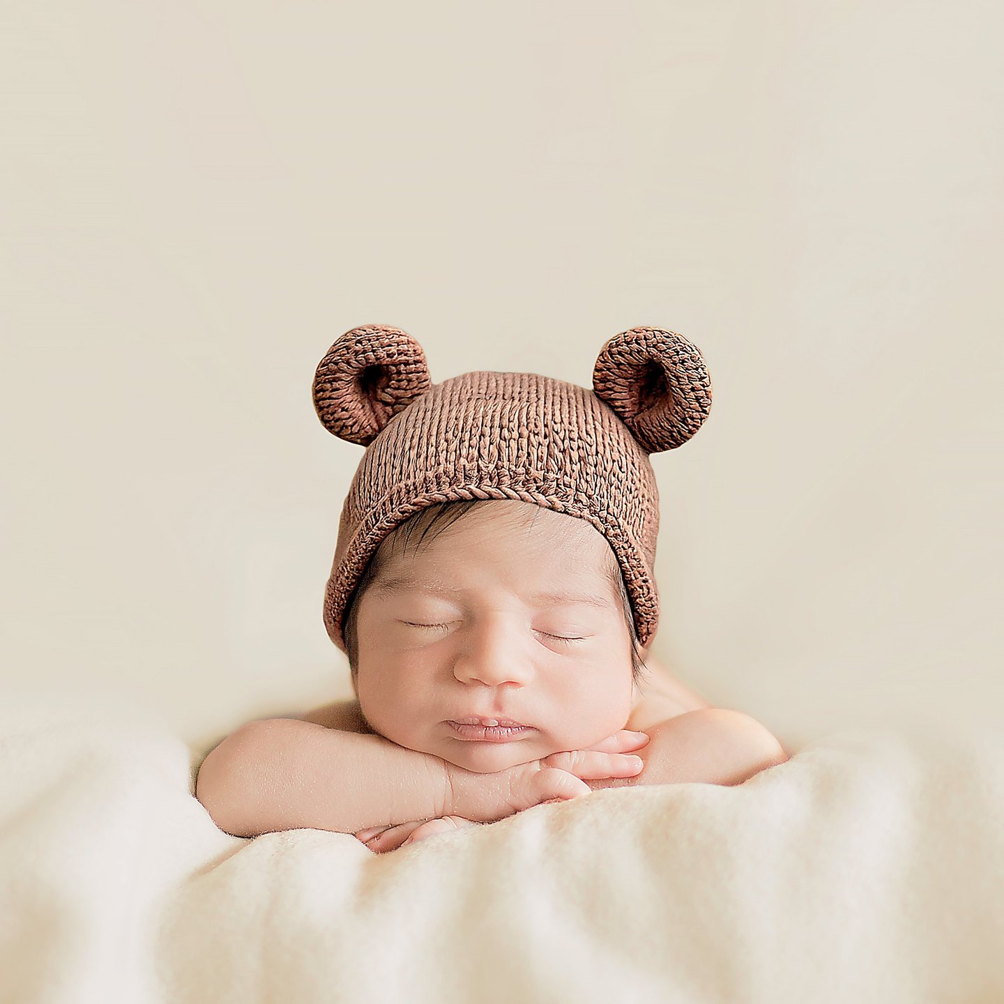 newborn photography baby wearing crochet teddy bear beanie bonnet
