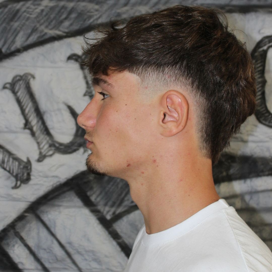 Cliente satisfecho con corte moderno en Barber Shop Valencia
