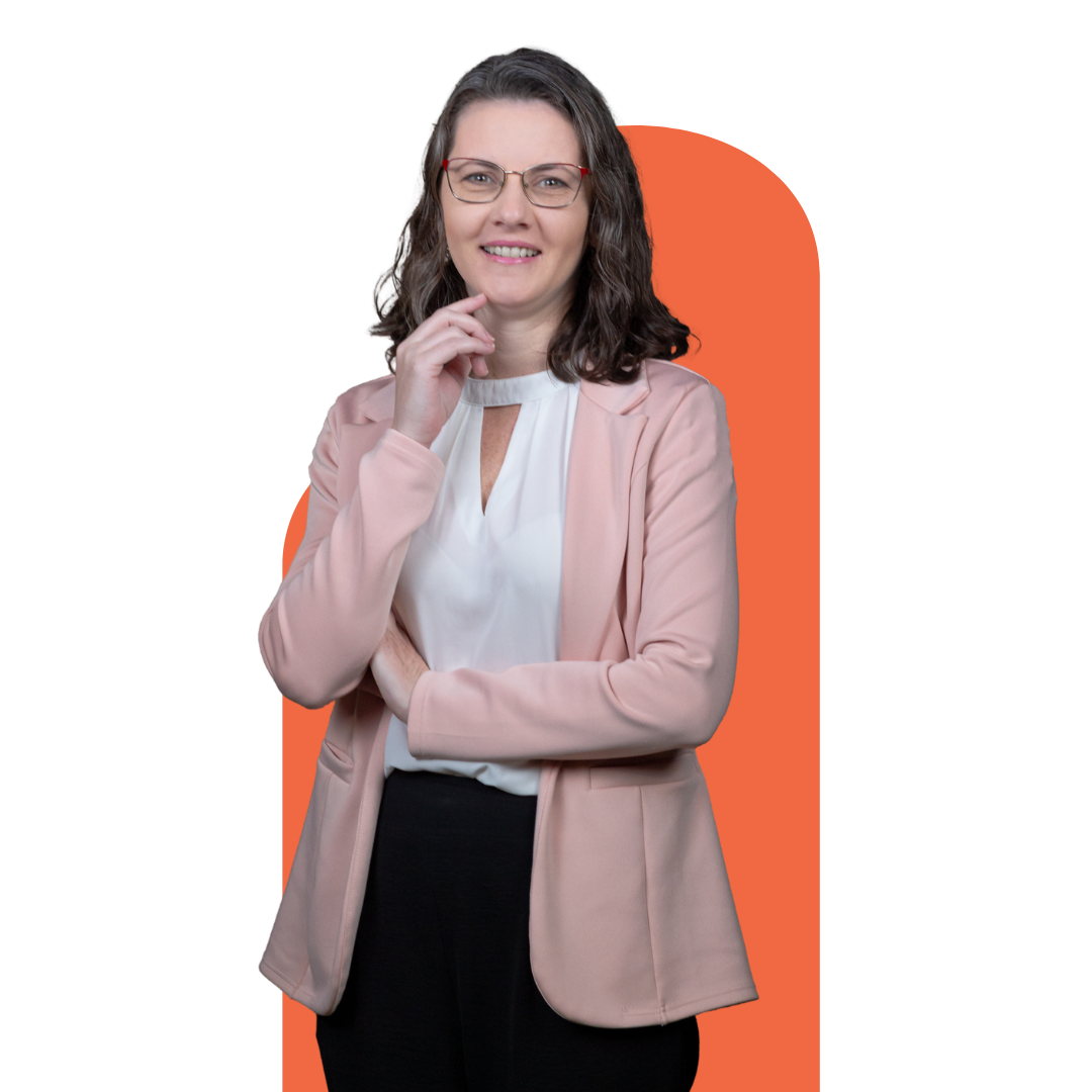 Foto de perfil da Michelli usando blazer rosa e uma calça preta.