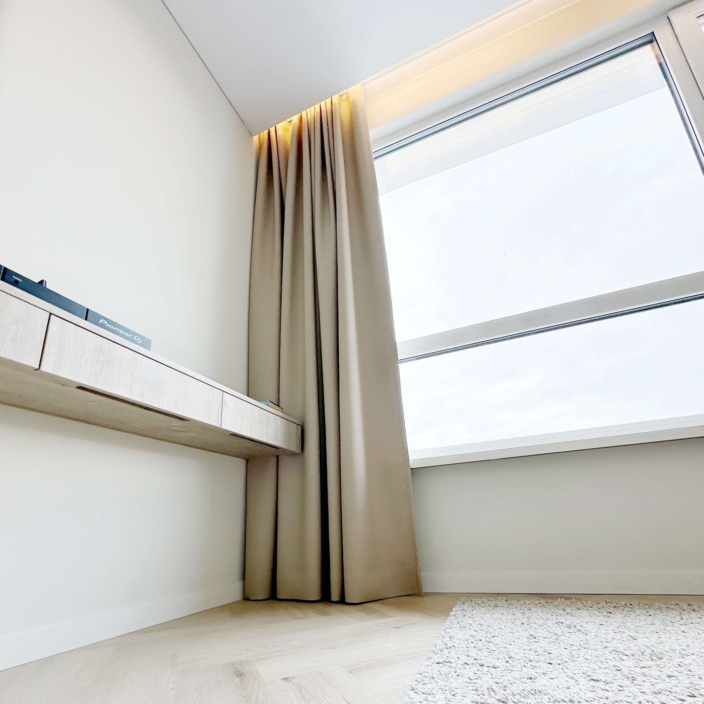 šviesios jaunatviškos užuolaidos