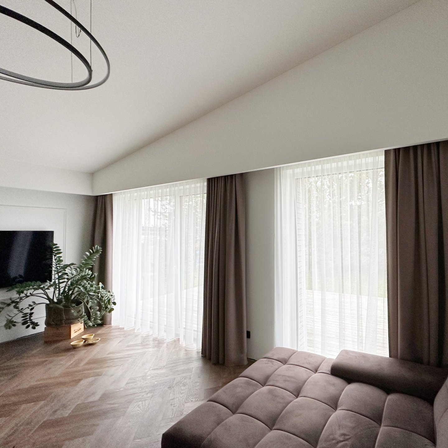 šokoladinės spalvos užuolaidos