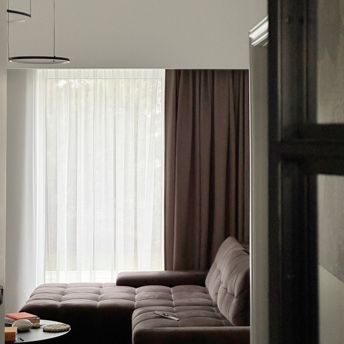 harmoningai derančios užuolaidos su interjeru