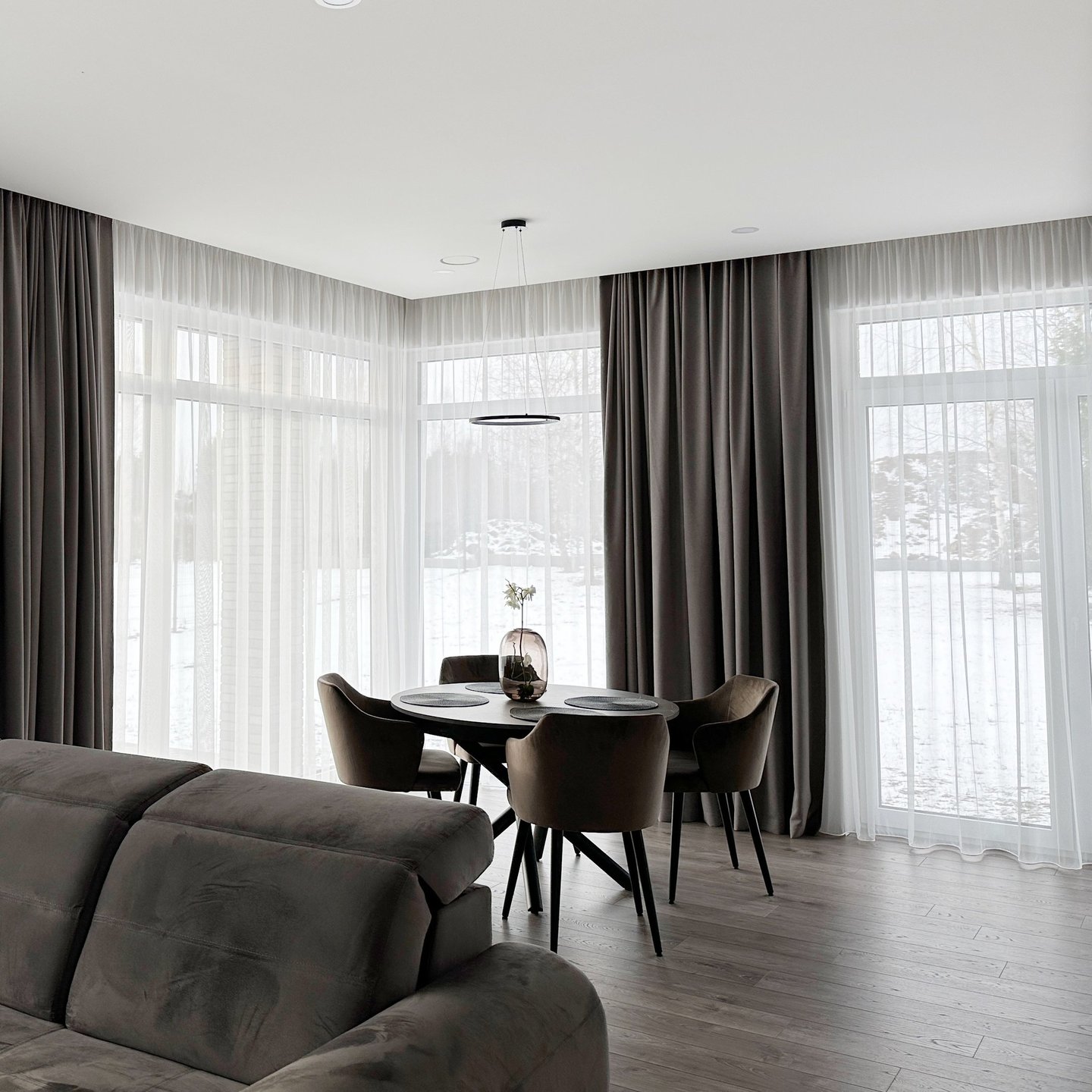 kakavinis namų interjeras