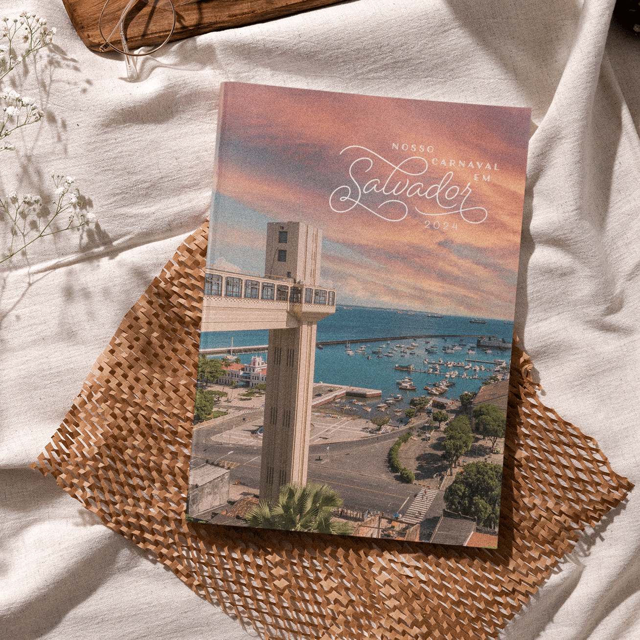 Álbum personalizado de Salvador com imagem do Elevador Lacerda sobre tecido de linho.