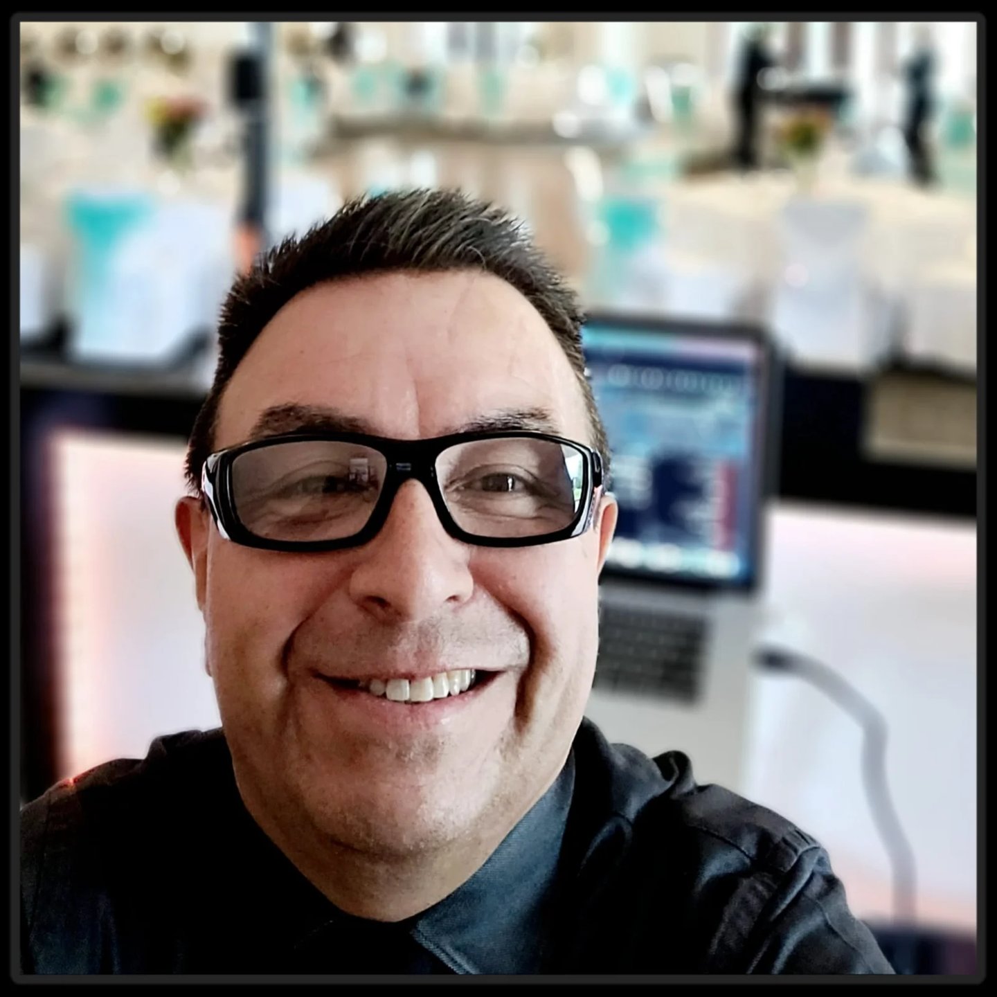 La Nueva Movida Latina DJ, servicios profesionales de DJ latino Ontario, Canadá. Bodas, Quinceañera