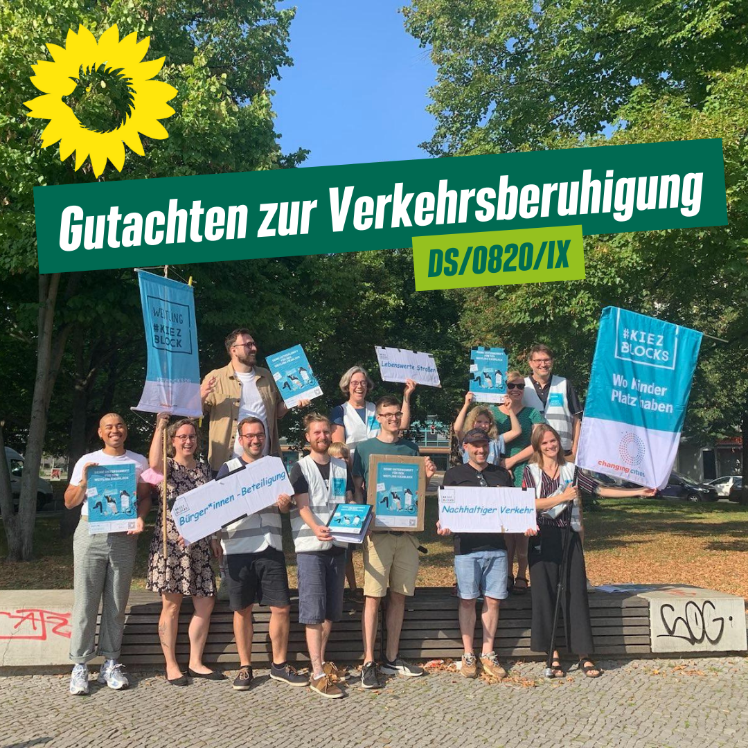 Sharepic zum Antrag, das ein Foto einer Gruppe gutgelaunter Menschen mit Plakaten zeigt.