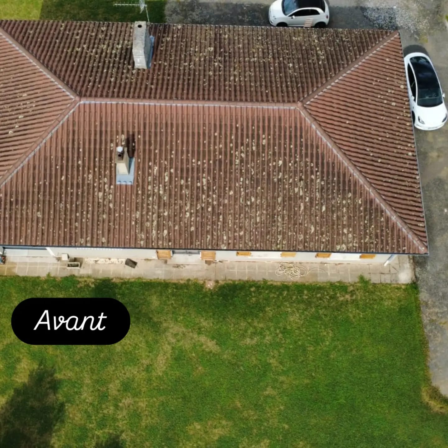 Avant après nettoyage de toiture par Démouss ProTech à Saint-Chamond