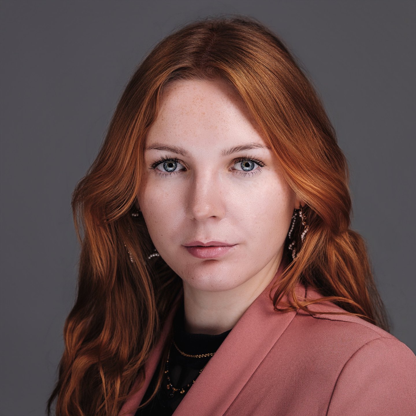 professioneel portret van vrouw met rood haar in roze blazer in Raamsdonksveer