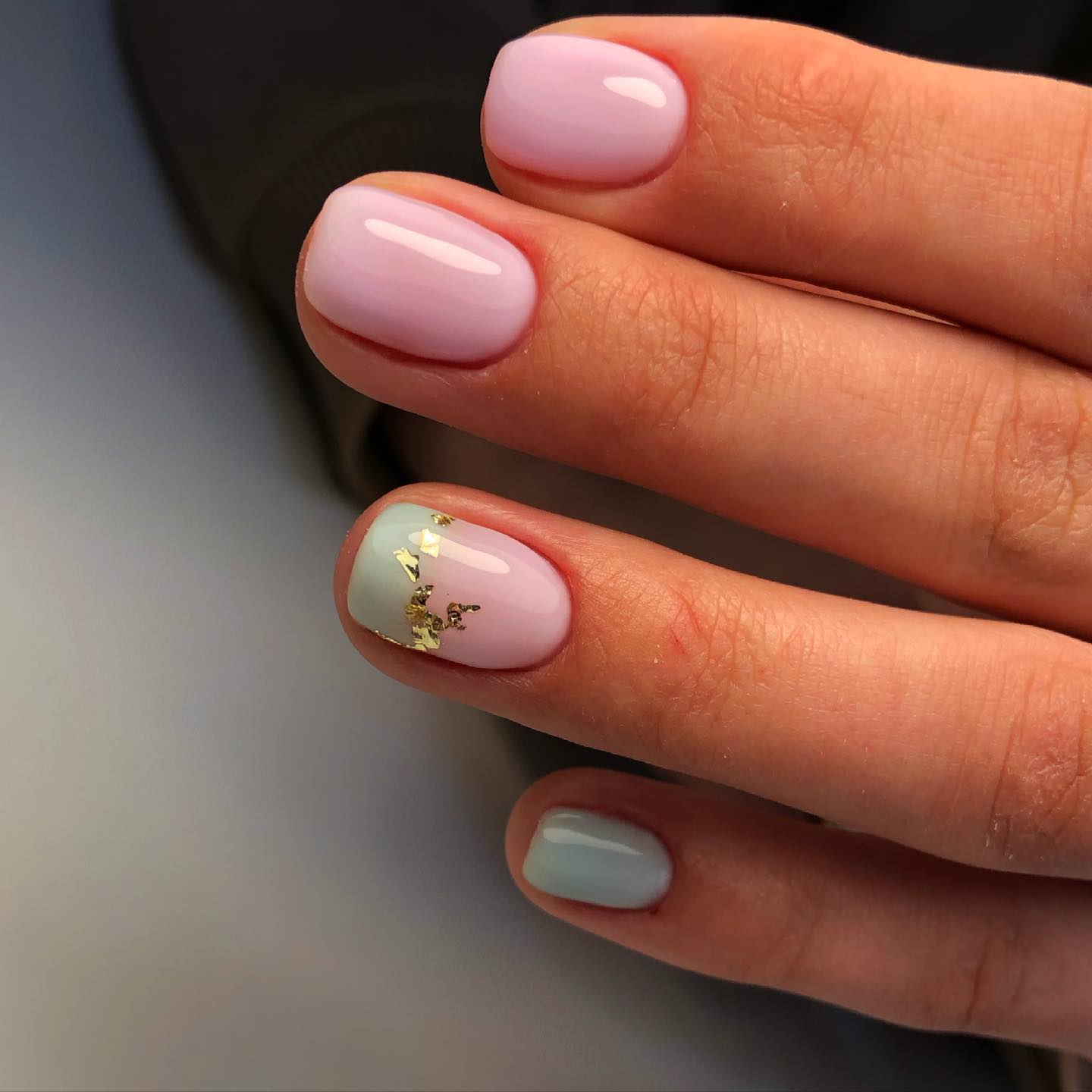 Dvispalviai nagai papuošti auksu