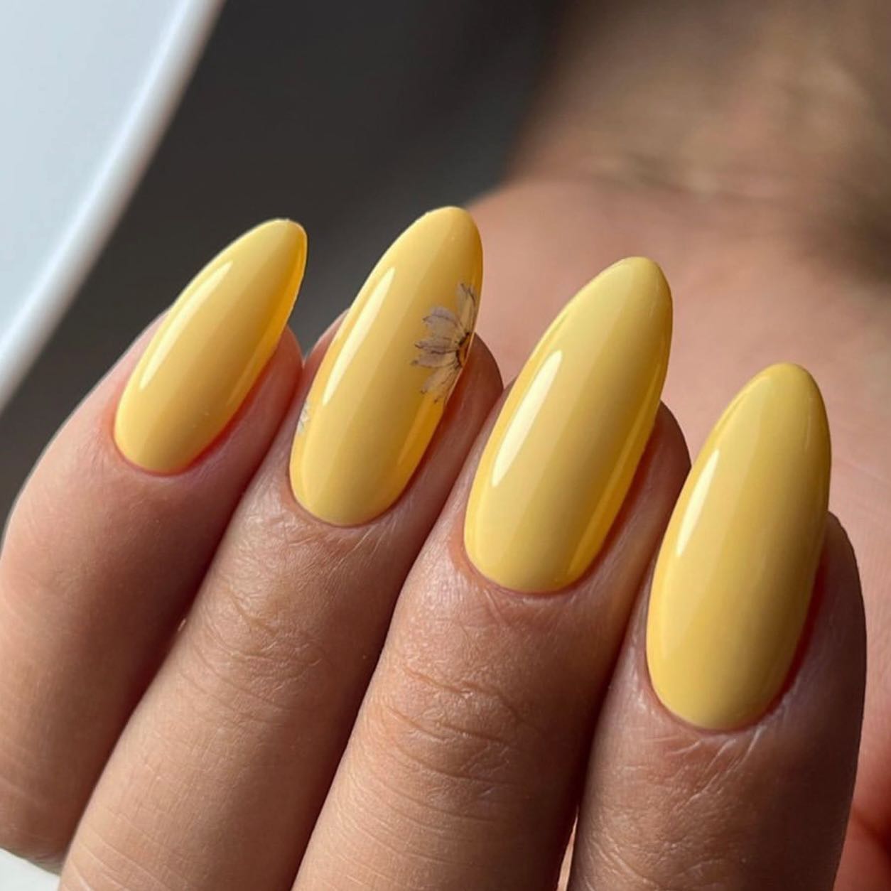 Geltoni priauginti klientės nagai