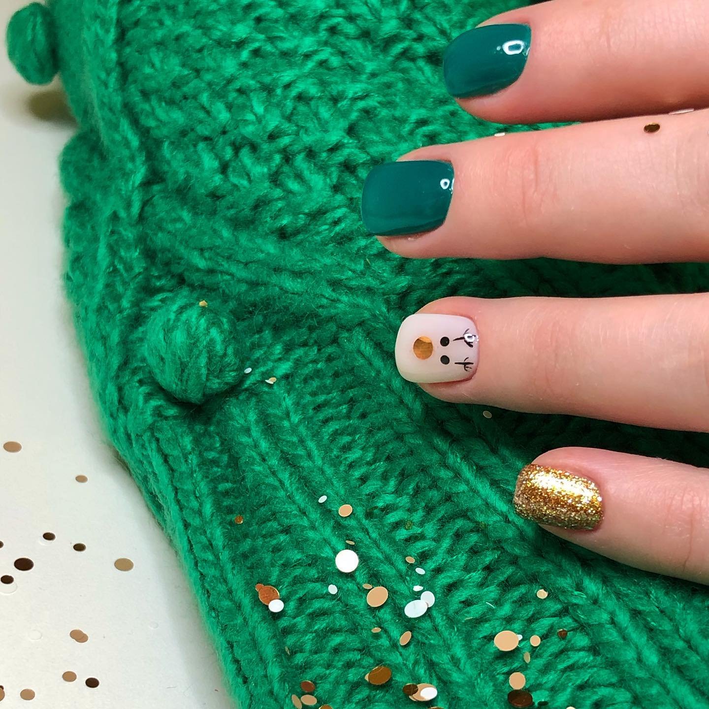 Klientės manikiūras su geliniu lakavimu