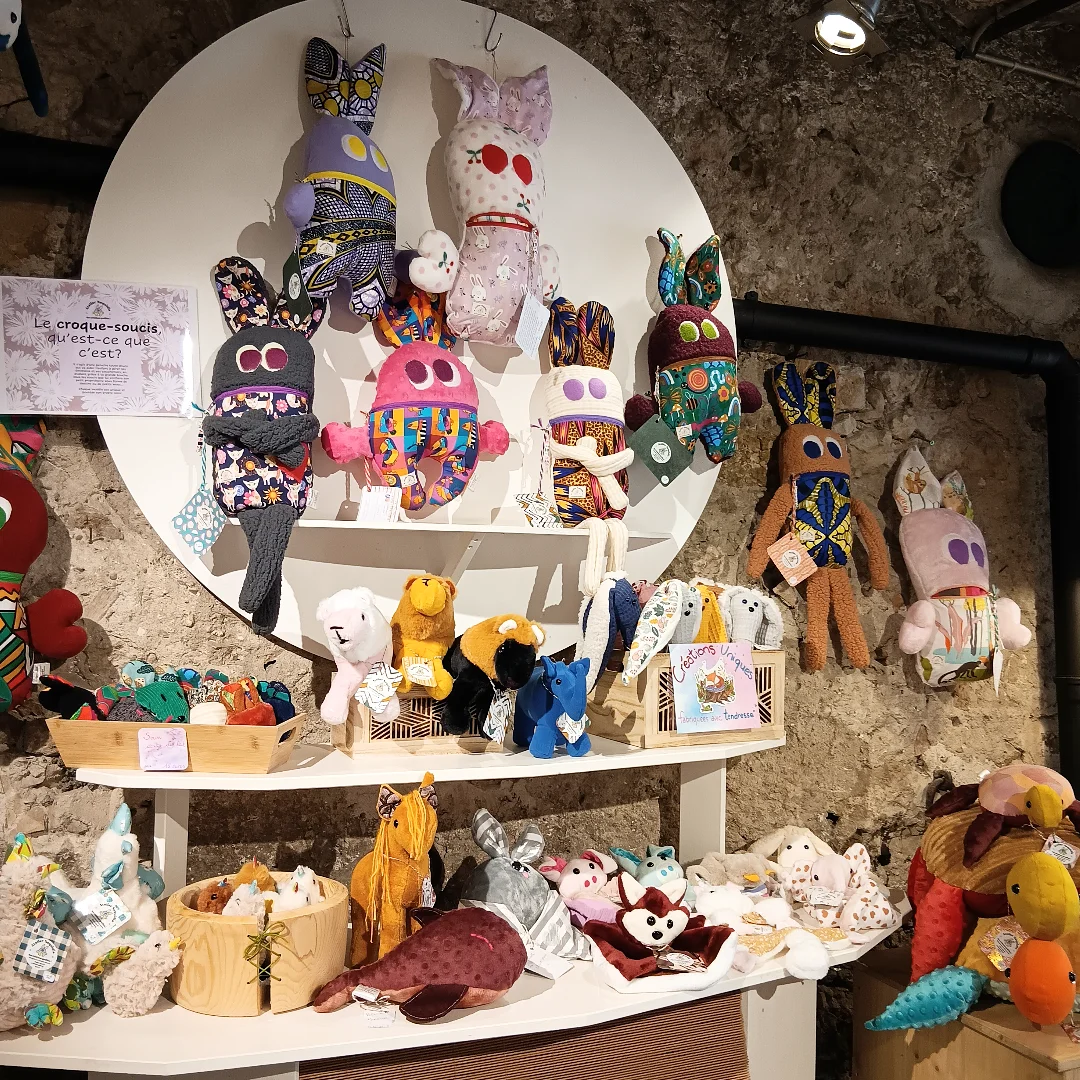Peluches artisanales cousues main présentées au Hang’art de Serres, galerie et boutique de créateurs