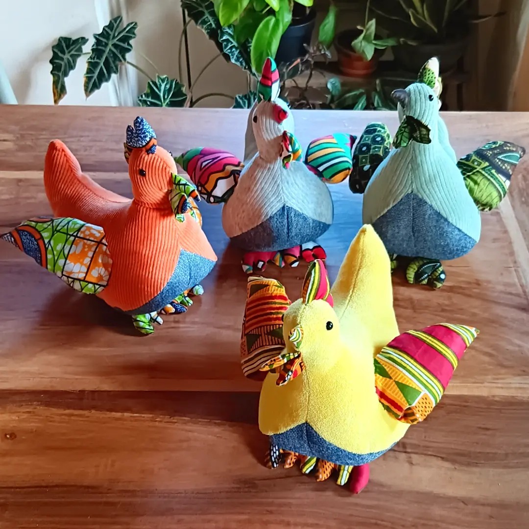 Peluche artisanale poule en tissu cousue main, création textile originale et colorée Atelier Nequidi