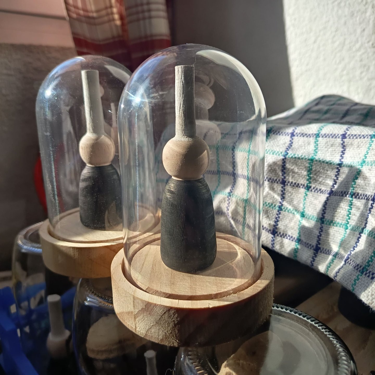 Bigoudène sur aimant, sous cloche, socle en bois.