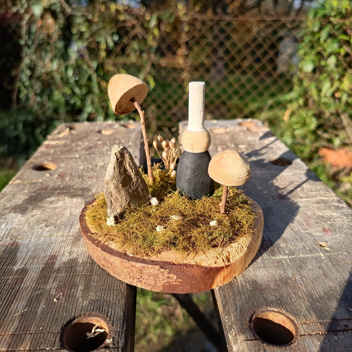 Bigoudène déco sur tranche de bois avec menhir et champignons.