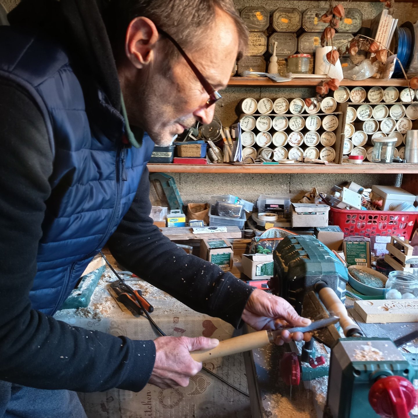 Fred dans l'atelier sur le tour à bois