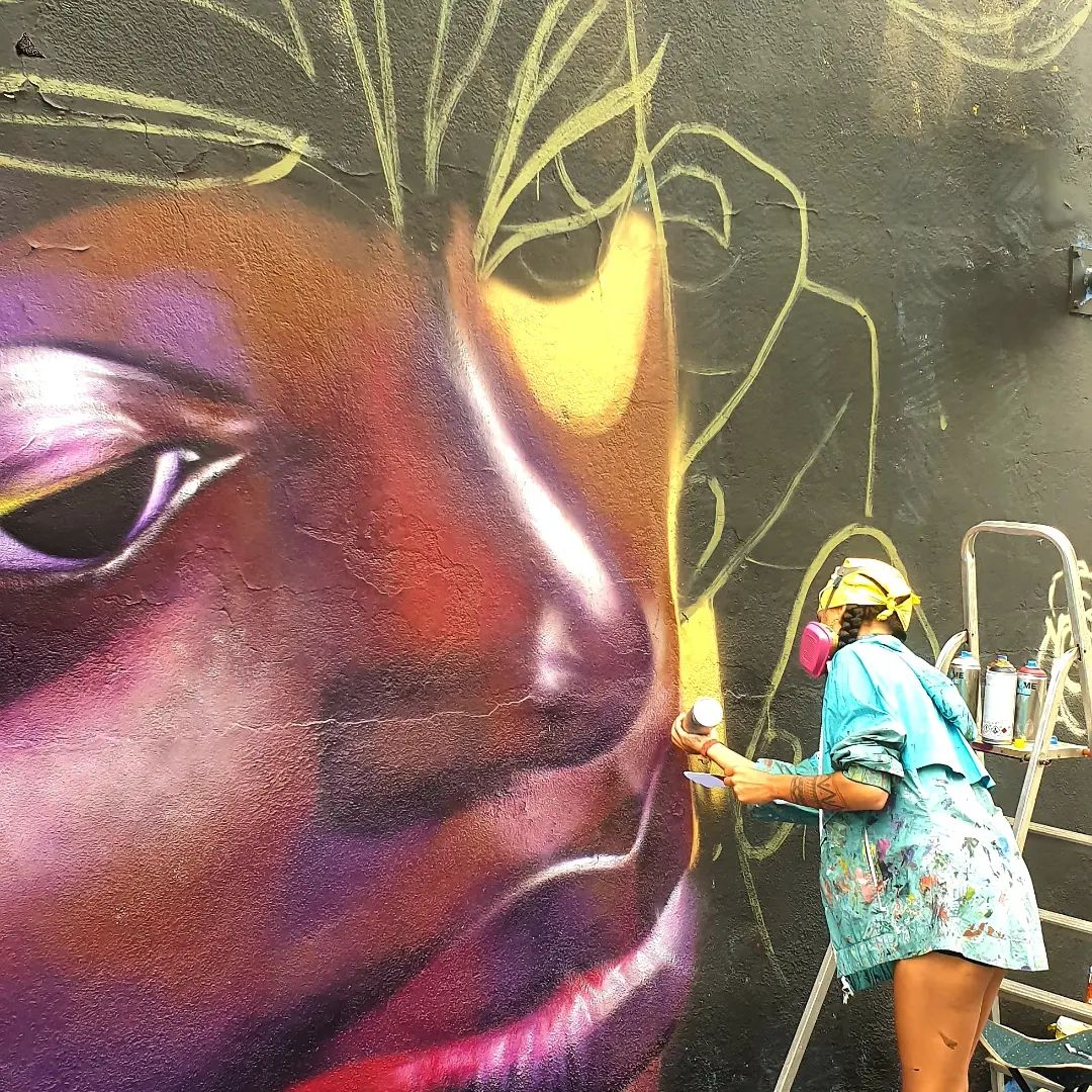 une femme entrain de peindre un visage