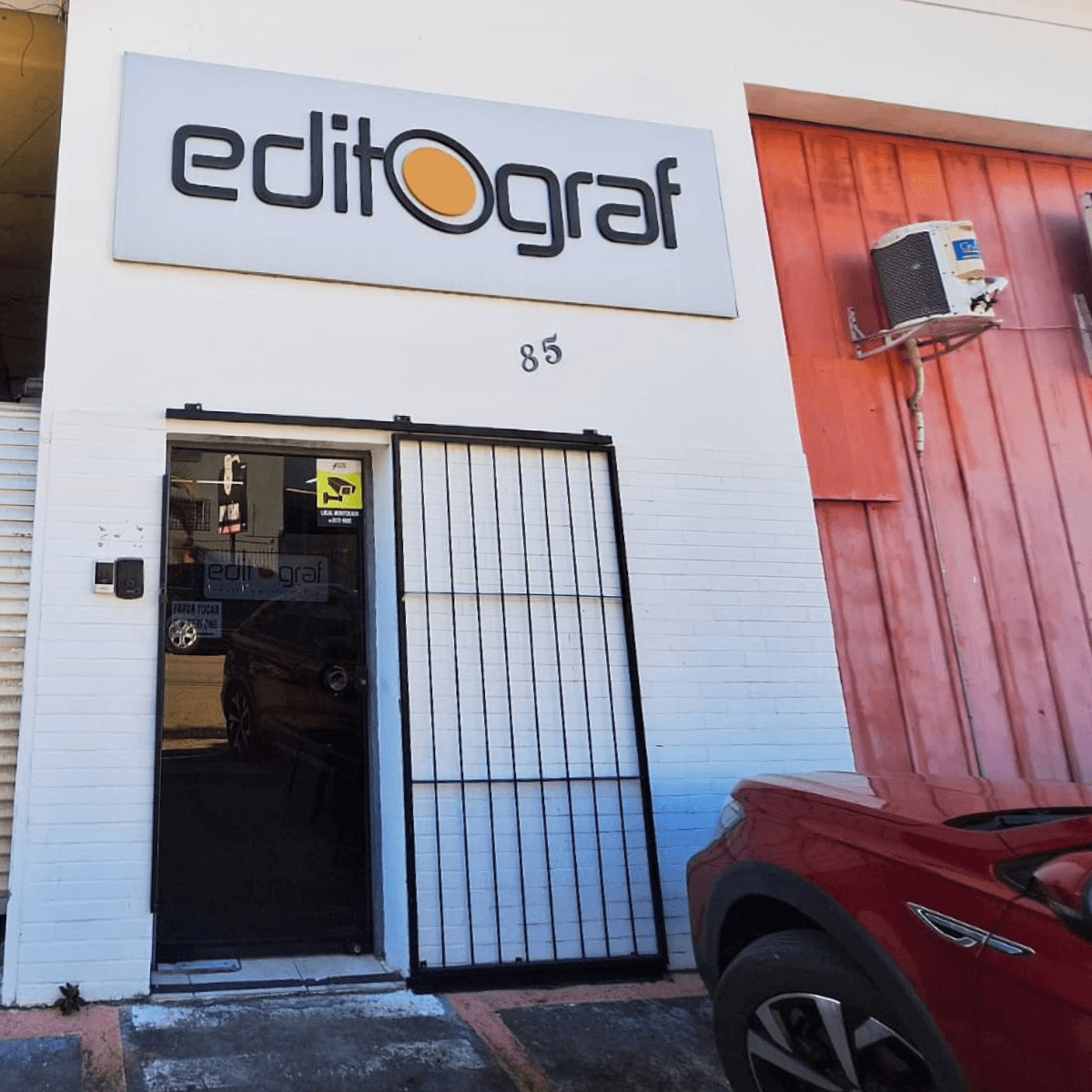 Entrada da gráfica Editograf em Florianópolis com placa e número 85.