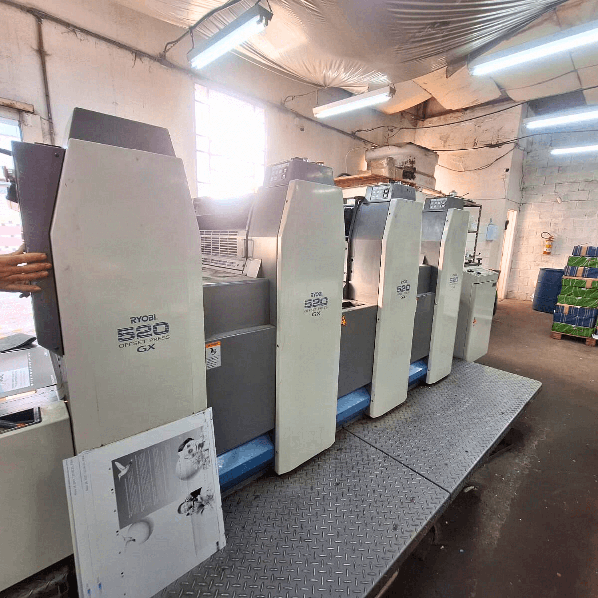 Máquina offset Ryobi 520 GX em operação na gráfica Editograf em Florianópolis.