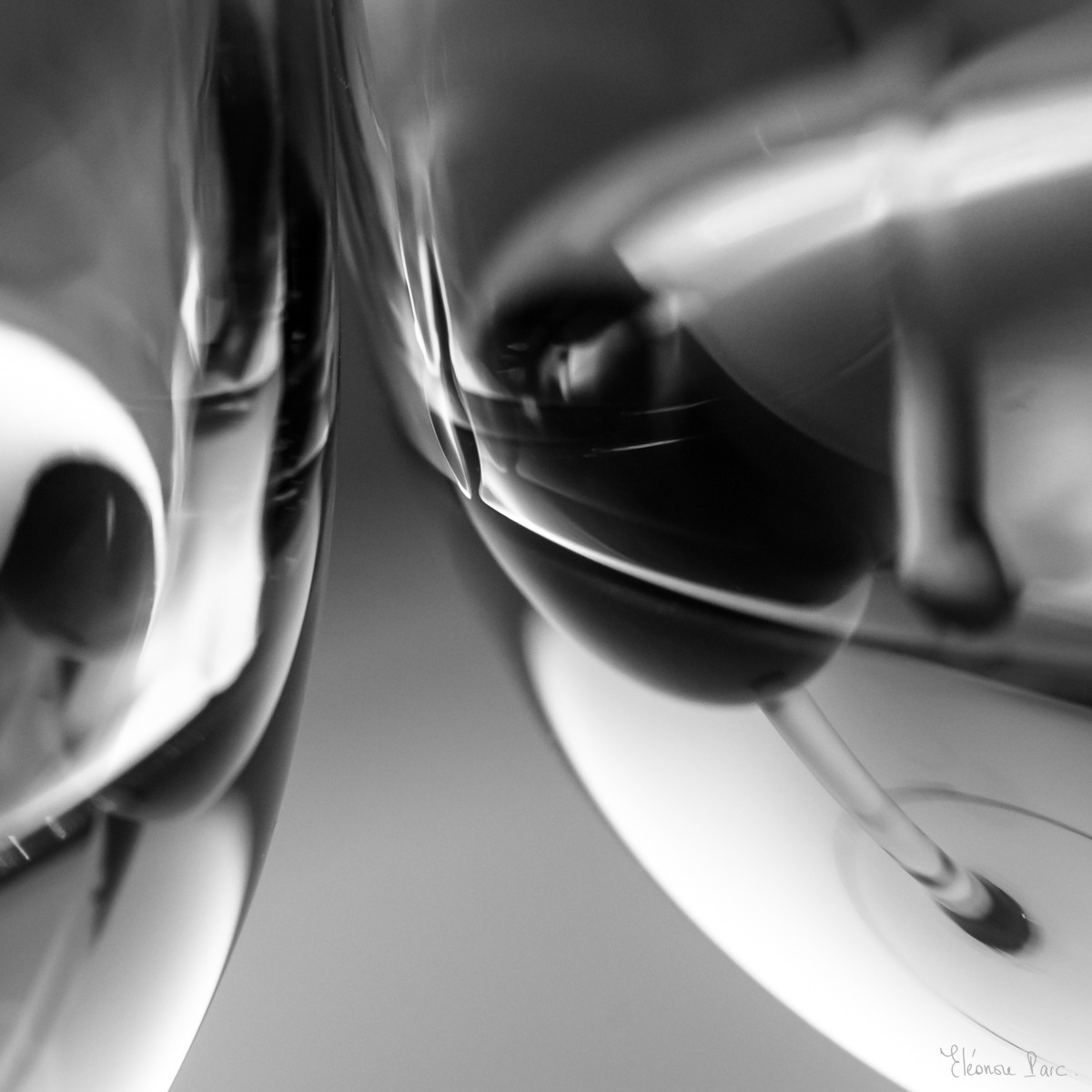 Lignes Verrières – Deux verres de vin rapprochés, reflets graphiques en noir et blanc